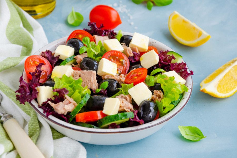 GRČKA SALATA SA TUNJEVINOM: Idealan obrok za tropske vrućine, štedi vreme, ali i struju!