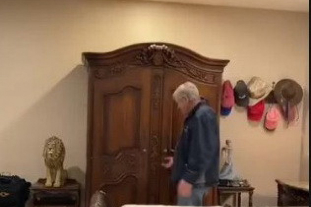 JEDAN DEKA JE OTVORIO ORMAR, A EVO ŠTA SE IZA NJEGA SKRIVA: Unuka otkrila neverovatno "blago" koje starac godinama čuva u tajnosti! (VIDEO)