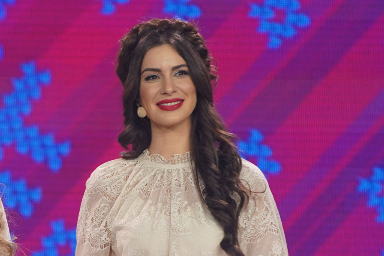 DRAGANA KOSJERINA OBJAVILA INTRIGANTNU FOTOGRAFIJU: Duboki dekolte, letnja haljina i zamišljen pogled najlepše srpske voditeljke (FOTO)