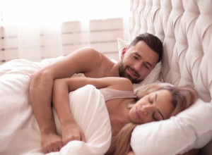 DA LI ULAZAK U POZNE GODINE ZNAČI I KRAJ INTIMNIH ODNOSA:  Rezultati istraživanja će vas zapanjiti, evo kad se najviše uživa u vrelom gužvanju posteljine