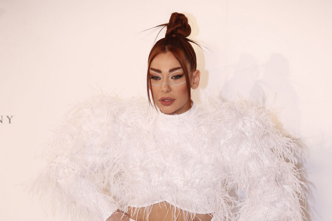 SANJA VUČIĆ IZAŠLA IZ KUĆE SAMO U SAKOU I BEZ SUKNJE: Mreže se usijale od ovog prizora, umešala se čak i Mira Škorić(FOTO)