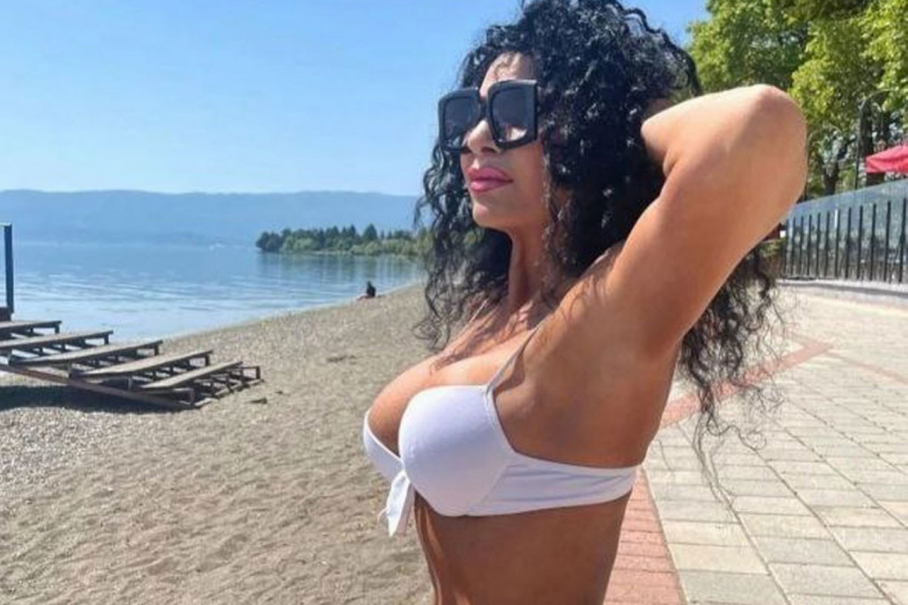 GLUMICA VRELIJA NEGO IKAD NA LUKSUZNOJ JAHTI: Lidija Vukićević u belom topu koji jedva pokriva grudi slavi 61 rođendan, nije za one sa slabim srcem (FOTO+VIDEO)