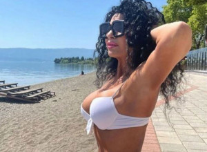 GLUMICA VRELIJA NEGO IKAD NA LUKSUZNOJ JAHTI: Lidija Vukićević u belom topu koji jedva pokriva grudi slavi 61 rođendan, nije za one sa slabim srcem (FOTO+VIDEO)