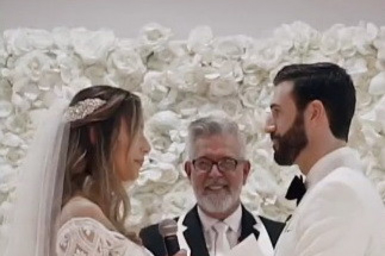 NEVESTA SA SUZAMA U OČIMA NA SOPSTVENOM VENČANJU: Mladenci zgranuti ponašanjem sveštenika, da li je moguće da je ovo uradio! (VIDEO)