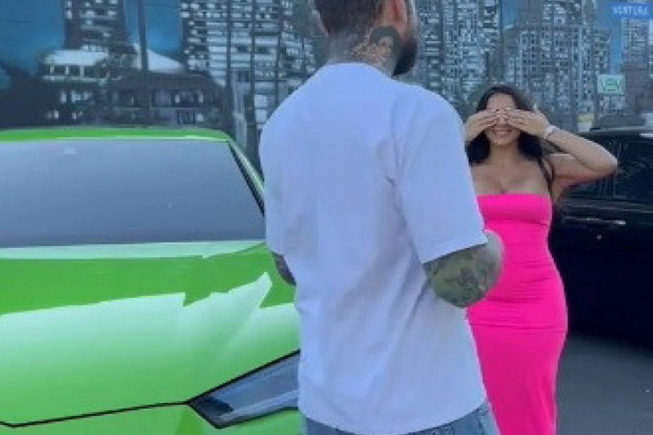 KUPIO ŽENI NAJNOVIJI LAMBORGINI, A SVAKI BI JOJ DAO PEDALU: Bizaran razlog zbog kojeg se poznati influnser našao na meti osuda! (FOTO+VIDEO)