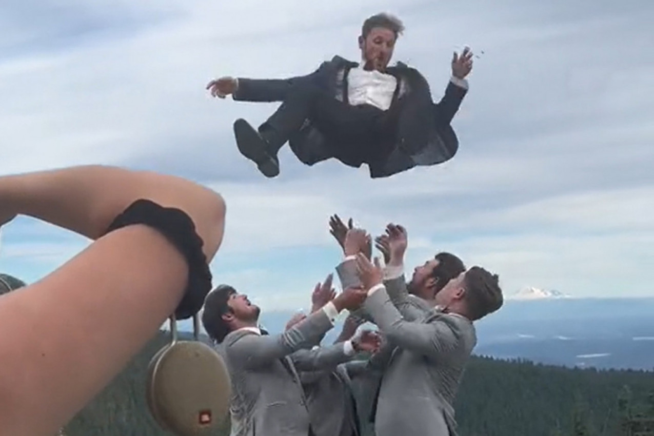 ODLETE MLADOŽENJA: Svadba za pamćenje obišla društvene mreže, evo šta su kumovi uradili sa mladencima! (FOTO+VIDEO)