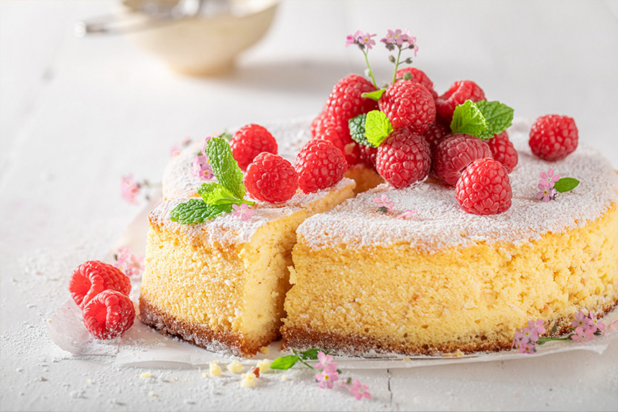 LAGANI VOĆNI KOLAČ KOJI ĆE VAM PROBUDITI SVA ČULA: Idealan dezert za tropske vrućine, zasladite se bez griže savesti!