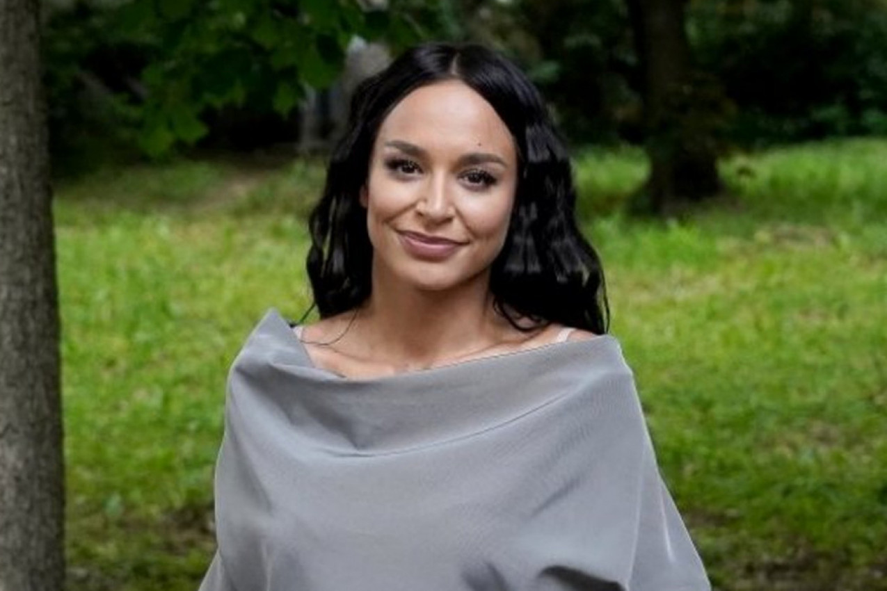 EDITA GRMI U DEKOLTEU DO PUPKA: Pevačica se nedavno požalila kako nikako ne može da nađe muža, a sada sevnuo prsten na "specijlanom mestu"! (FOTO/VIDEO)