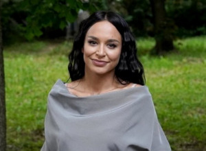 EDITA GRMI U DEKOLTEU DO PUPKA: Pevačica se nedavno požalila kako nikako ne može da nađe muža, a sada sevnuo prsten na "specijlanom mestu"! (FOTO/VIDEO)