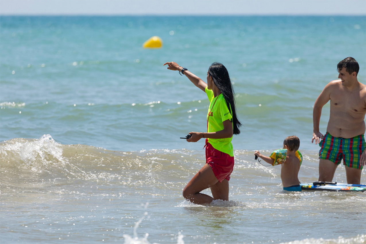SNIMAK KOJI LEDI KRV U ŽILAMA: Prestravljeni kupači gledali su sa obale šta se dešava, nisu smeli ni da priđu blizu vode (VIDEO)