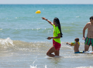 SNIMAK KOJI LEDI KRV U ŽILAMA: Prestravljeni kupači gledali su sa obale šta se dešava, nisu smeli ni da priđu blizu vode (VIDEO)