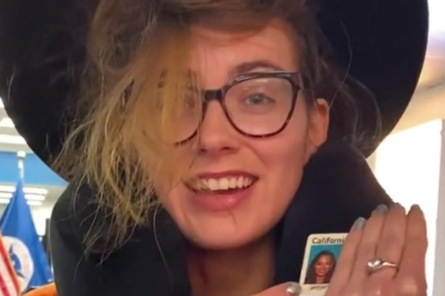 PRUŽILA JE PASOŠ CARINIKU NA AERODROMU A ONDA JE USLEDIO ŠOK: Nije imalo šanse da se ukrca na let čak su joj pretili i policijom (FOTO+VIDEO)