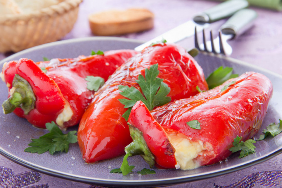 LAGANO LETNJE JELO KOJE SVI VOLE: Paprike punjene sirom, spremne za tili čas a odmah se razgrabe