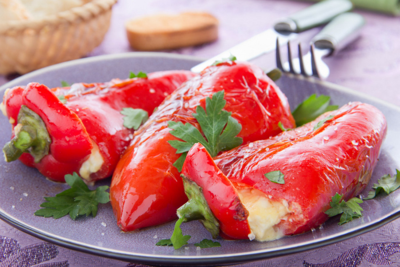 LAGANO LETNJE JELO KOJE SVI VOLE: Paprike punjene sirom, spremne za tili čas a odmah se razgrabe