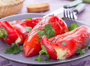 LAGANO LETNJE JELO KOJE SVI VOLE: Paprike punjene sirom, spremne za tili čas a odmah se razgrabe