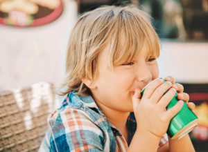 LEKARI UPOZORAVAJU NA OPASANOST OD GAZIRANIH SOKOVA ZA DECU: Slatki napici dovode do gojaznosti koja može imati fatalne komplikacije u odraslom dobu