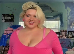 "KAD MI KAŽU DA SAM DEBELA, TO ZA MENE NIJE UVREDA": Ima višak kilograma, ogromno samopuzdanje i obožava svaki delić svog tela (VIDEO)