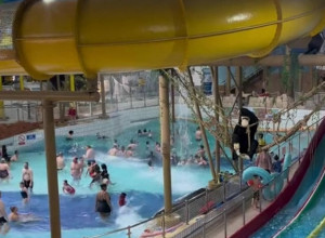 MAMA SE POHVALILA PROVODOM U AKVA PARKU SA ĆERKOM: Usledili su prozivke i osude zašto je vodila dete na to jezivo mesto (FOTO+VIDEO)