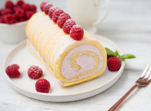 LEDENI ROLAT SA MALINAMA: Brz i jednostavan recept za desert koji će biti uživanje za vaše nepce!