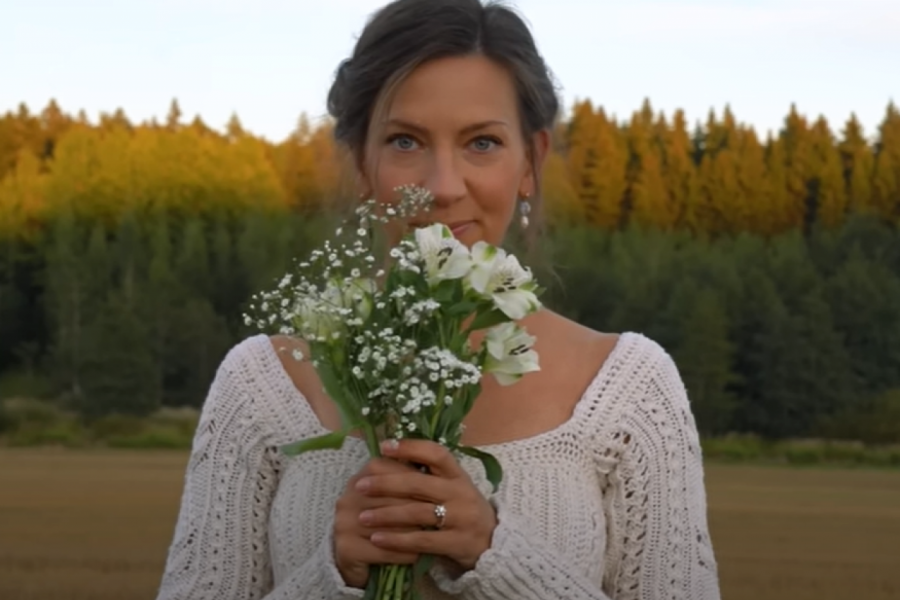 NIJE MOGLA DA PRONAĐE VENČANICU PA JE UZELA STVAR U SVOJE RUKE:  Kika je za 6 nedelja napravila savršenu haljinu za samo 260 evra (VIDEO)