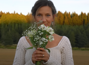 NIJE MOGLA DA PRONAĐE VENČANICU PA JE UZELA STVAR U SVOJE RUKE:  Kika je za 6 nedelja napravila savršenu haljinu za samo 260 evra (VIDEO)