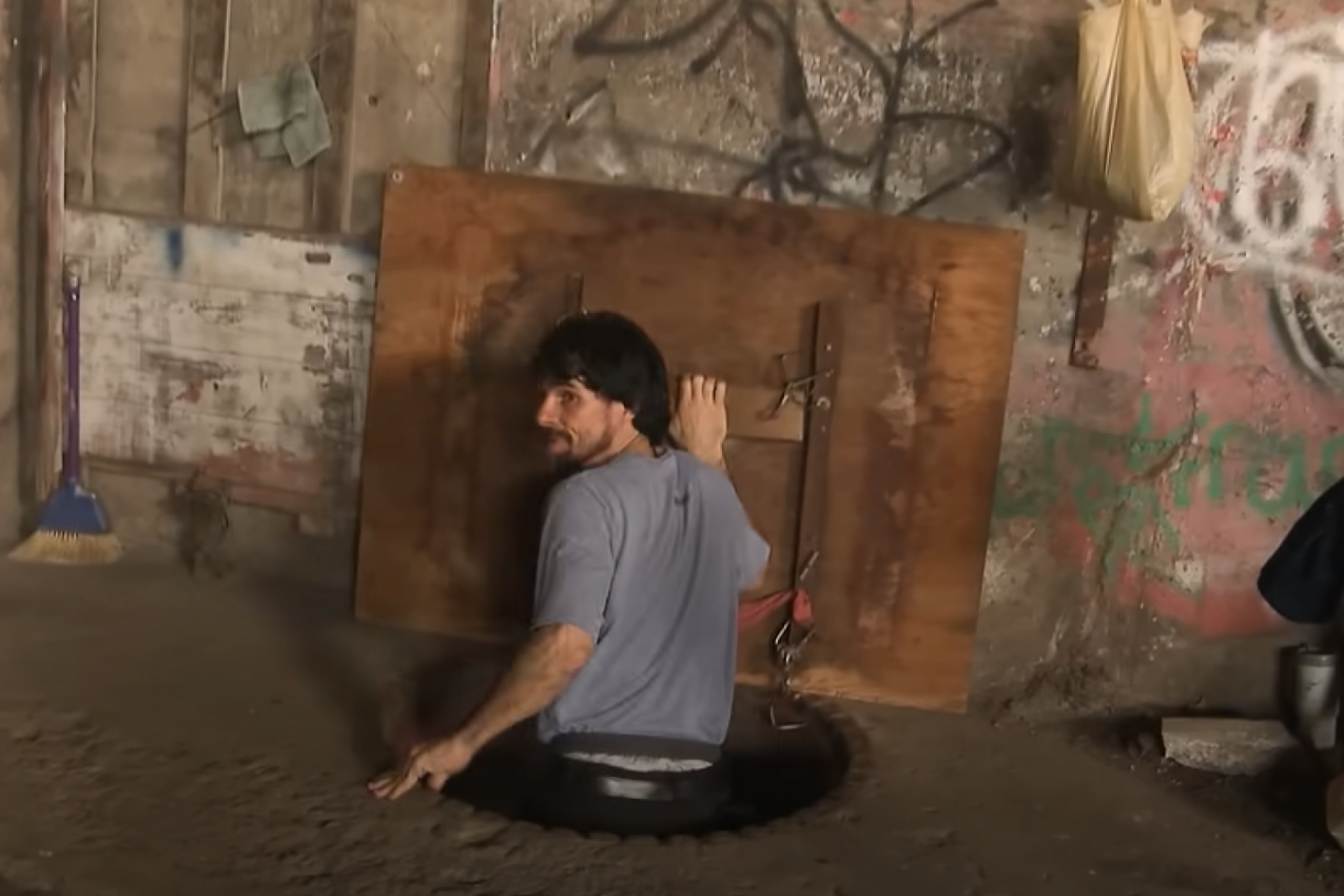 ON JE ČOVEK KRTICA I ŽIVI ISPOD ZEMLJE: Beskućnik napravio dom u kanalizaciji, ima frižider, mikrotalasnu čak i računar! (VIDEO)