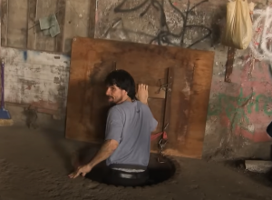 ON JE ČOVEK KRTICA I ŽIVI ISPOD ZEMLJE: Beskućnik napravio dom u kanalizaciji, ima frižider, mikrotalasnu čak i računar! (VIDEO)