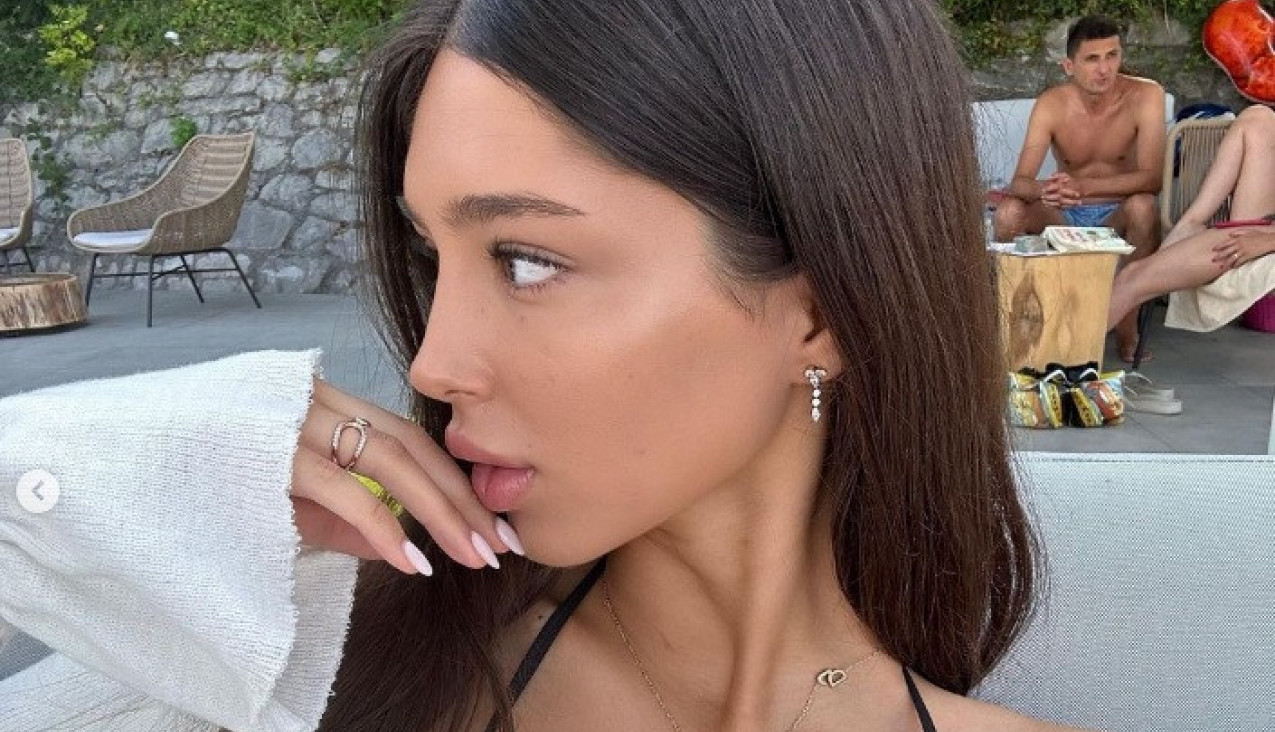 NASLEDNICA POZNATOG PEVAČA UZBURKALA MREŽE: Ćerka Harisa Džinovića u topu i nikad kraćoj suknjici pokazala čime raspolaže (FOTO)