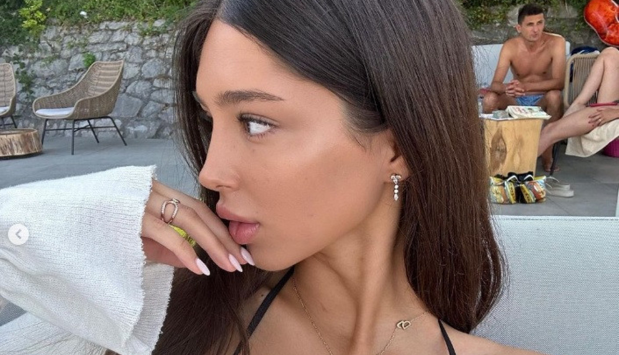 NASLEDNICA POZNATOG PEVAČA UZBURKALA MREŽE: Ćerka Harisa Džinovića u topu i nikad kraćoj suknjici pokazala čime raspolaže (FOTO)