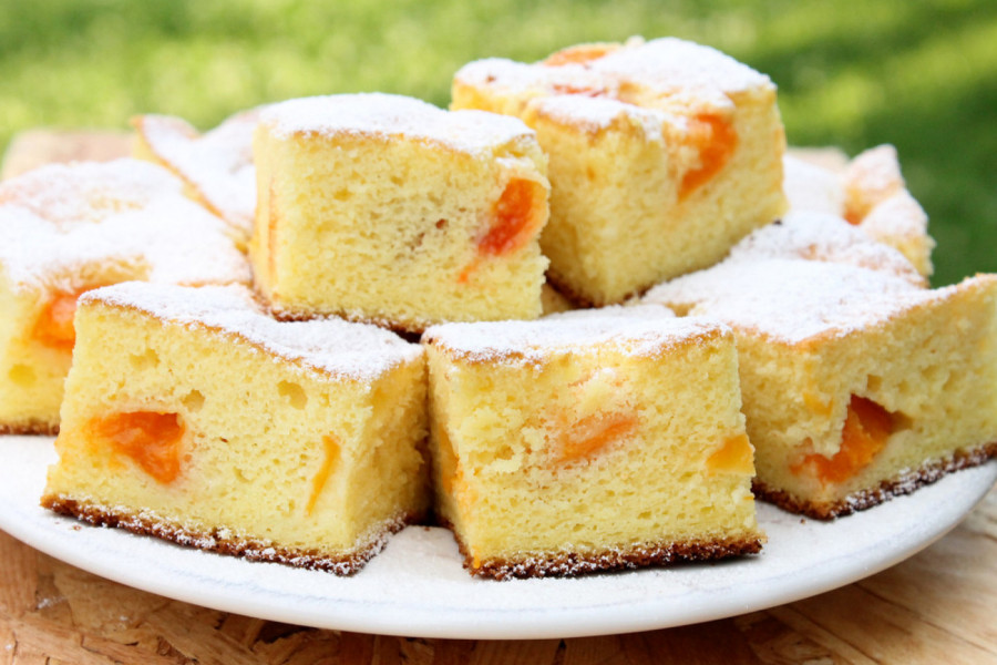 KOLAČ S KAJSIJAMA: Uspeva baš svima, a toliko je jednostavan da ćete ga spremiti u jednom dahu! (FOTO)