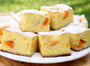 KOLAČ S KAJSIJAMA: Uspeva baš svima, a toliko je jednostavan da ćete ga spremiti u jednom dahu! (FOTO)