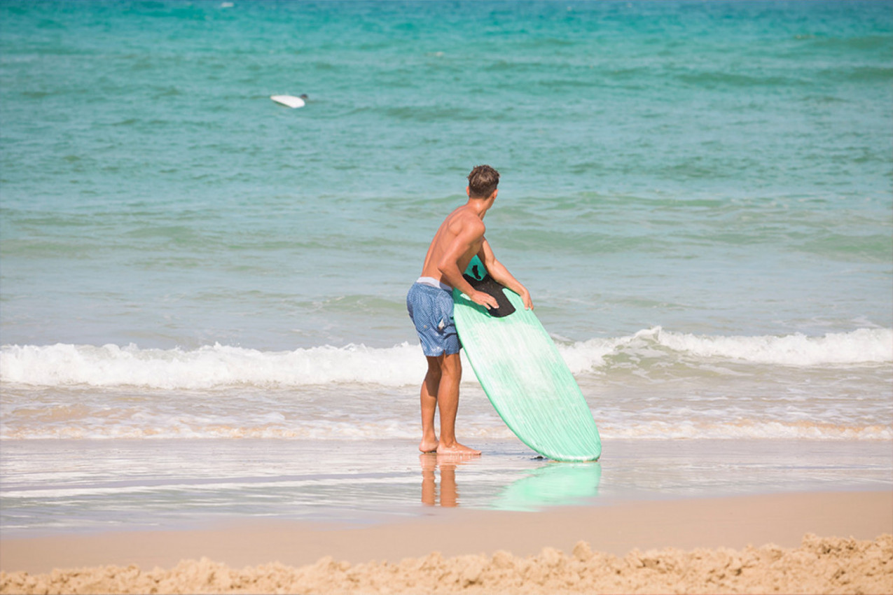 SPREMAO SE DA ZAPLIVA I U SEKUNDI SE ZALEDIO: Mladić za dlaku izbegao da završi u čeljustima ajkula i to u plićaku (VIDEO)