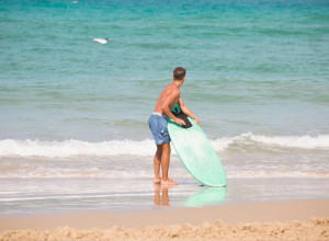 SPREMAO SE DA ZAPLIVA I U SEKUNDI SE ZALEDIO: Mladić za dlaku izbegao da završi u čeljustima ajkula i to u plićaku (VIDEO)