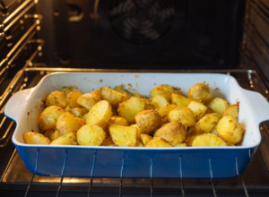 ČITAVOG ŽIVOTA KROMPIR U RERNI POGREŠNO PEČEMO: Kuvari najzad otrkivaju trikove za savršen dodatak jelima!