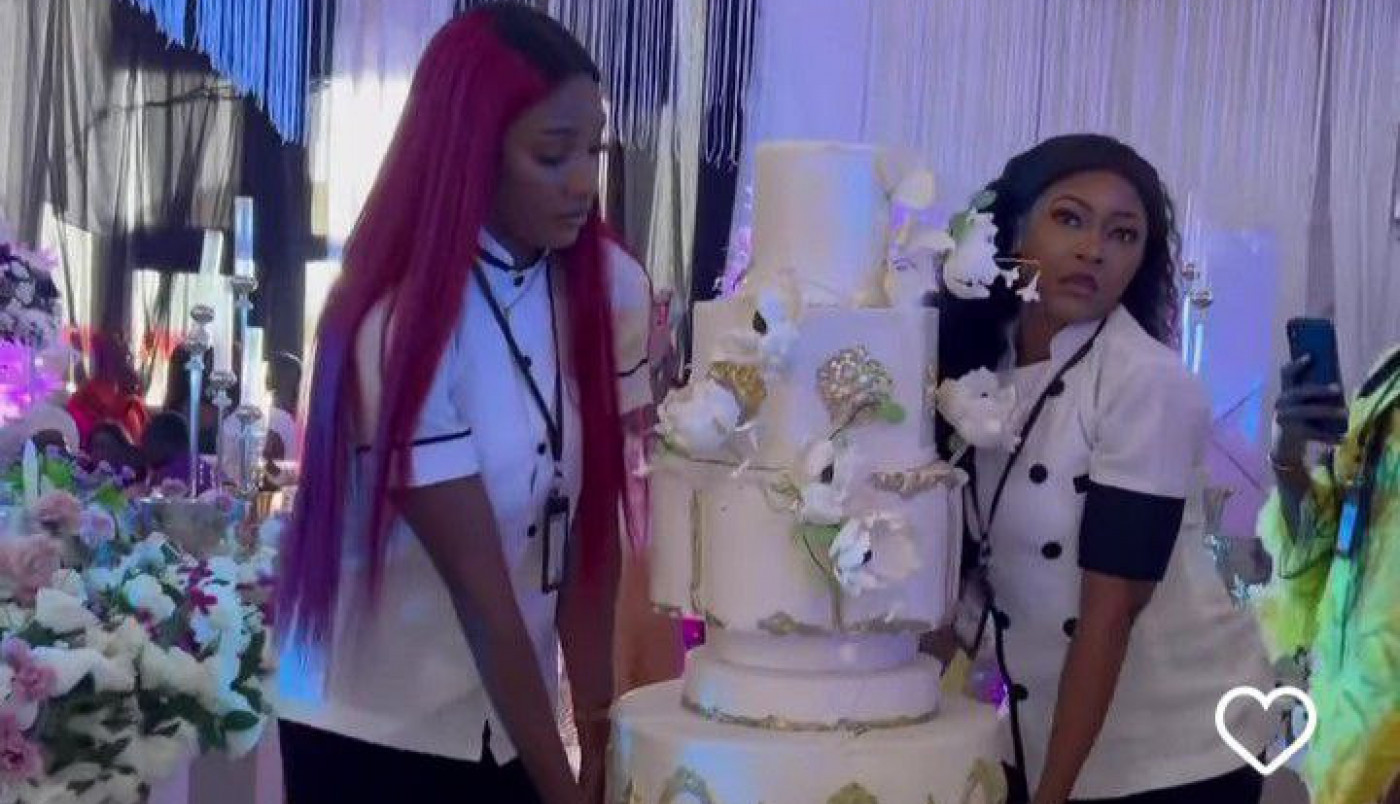 MLADENCI SU SVE ISPLANIRALI, A ONDA JE KUCNUO ČAS DA SE IZNESE TORTA: Svi pogledi bili su usmereni ka devojkama koje su je nosile, u trenu su usledili vriska i plač (FOTO+VIDEO)