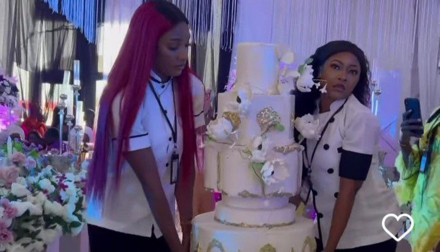 MLADENCI SU SVE ISPLANIRALI, A ONDA JE KUCNUO ČAS DA SE IZNESE TORTA: Svi pogledi bili su usmereni ka devojkama koje su je nosile, u trenu su usledili vriska i plač (FOTO+VIDEO)