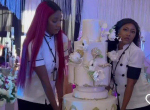 MLADENCI SU SVE ISPLANIRALI, A ONDA JE KUCNUO ČAS DA SE IZNESE TORTA: Svi pogledi bili su usmereni ka devojkama koje su je nosile, u trenu su usledili vriska i plač (FOTO+VIDEO)