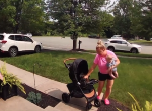 KRENULA JE U ŠETNJU SA BEBOM I IZNELA JE KOLICA: Taman kad je htela dete da spusti u njih, ugledala je zapanjujući prizor! (FOTO+VIDEO)