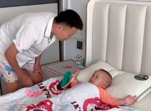 OTAC JE PROBUDIO SVOG MALIŠANA, A ONO ŠTO JE DETE POTOM URADILO JE NEVEROVATNO: Roditelji širom sveta se oglasili povodom ovih kadrova, komentari se samo nižu (FOTO+VIDEO)