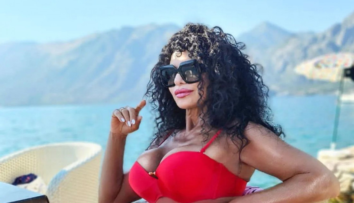 "STVARNO NEMAŠ OBZIRA ZA MOJE SRCE": Lidija Vukićević u minijaturnom kupaćem kostimu jedva obuzdala grudi (FOTO)