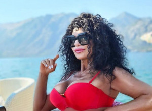 "STVARNO NEMAŠ OBZIRA ZA MOJE SRCE": Lidija Vukićević u minijaturnom kupaćem kostimu jedva obuzdala grudi (FOTO)