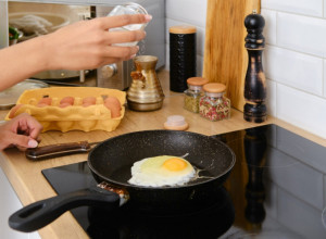 DA LI JE ZDRAVO KORISTI IZGREBANE TIGANJE ZA PRIPREMU JELA? Nakon ovih reči stručnjaka odmah ćete proveriti kakvo posuđe posedujete u kuhinji (FOTO)