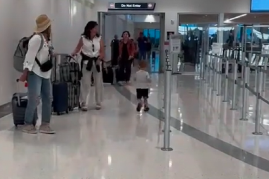 NIJE VIDEO UNUKA 2 MESECA, A ONDA GA JE UOČIO NA AERODROMU: Kada je mališan progovorio svi su zanemeli, niko nije mogao da zaustavi suze  (FOTO+VIDEO)