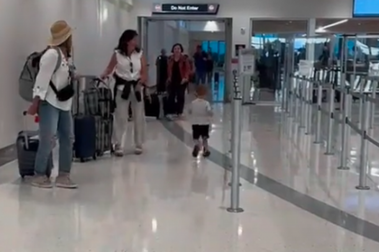 NIJE VIDEO UNUKA 2 MESECA, A ONDA GA JE UOČIO NA AERODROMU: Kada je mališan progovorio svi su zanemeli, niko nije mogao da zaustavi suze  (FOTO+VIDEO)