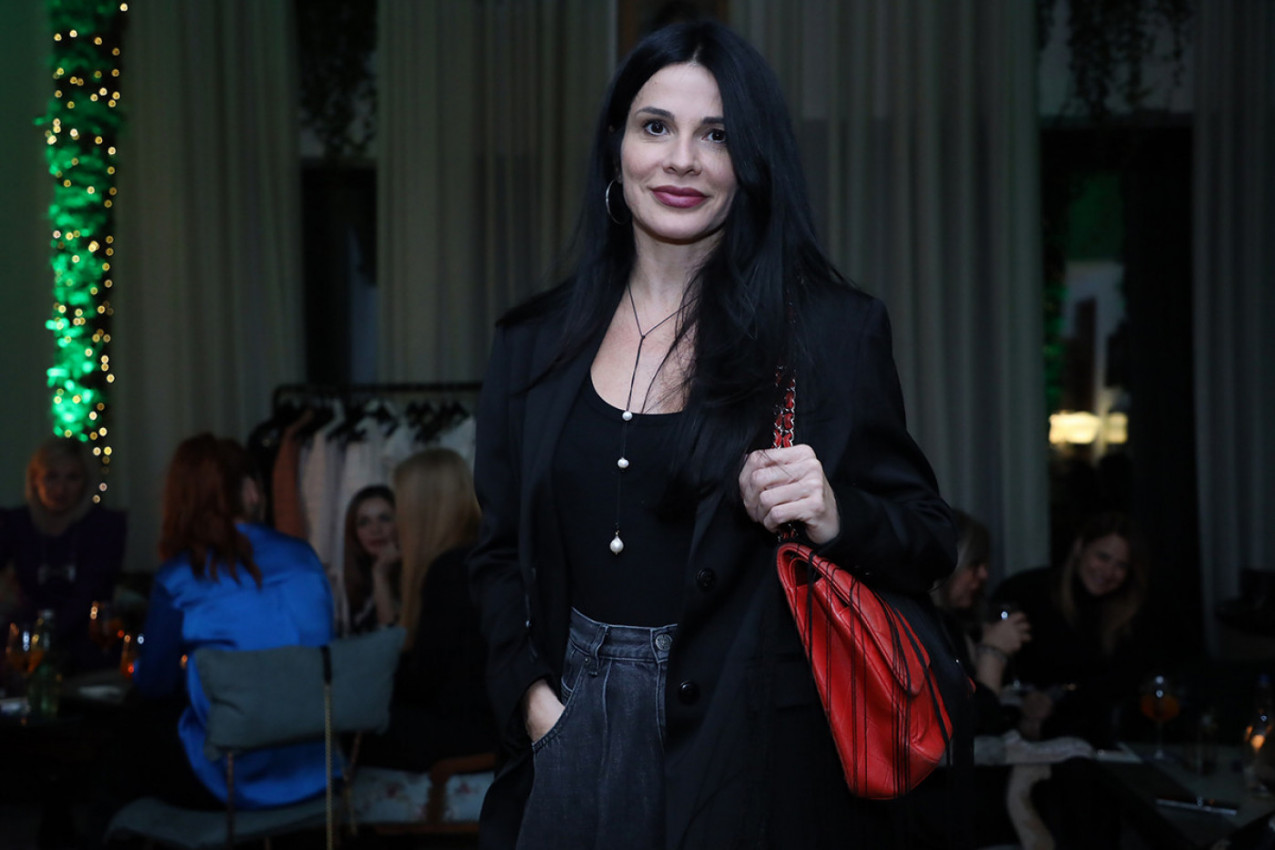 IZAŠLA JE IZ STANA SAMO U SAKOU: Aleksandra Jeftanović napravila pomamu na ulici, svi gledaju šta je to obukla (FOTO+VIDEO)