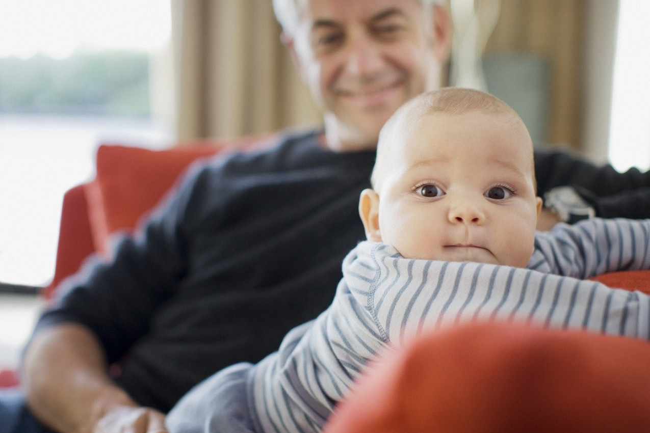 OSTAVILA JE BEBU SA DEKOM NA 10 MINUTA: Tiho je otvorila vrata sobe i ostala kao ukopana sa očima punih suza (VIDEO)