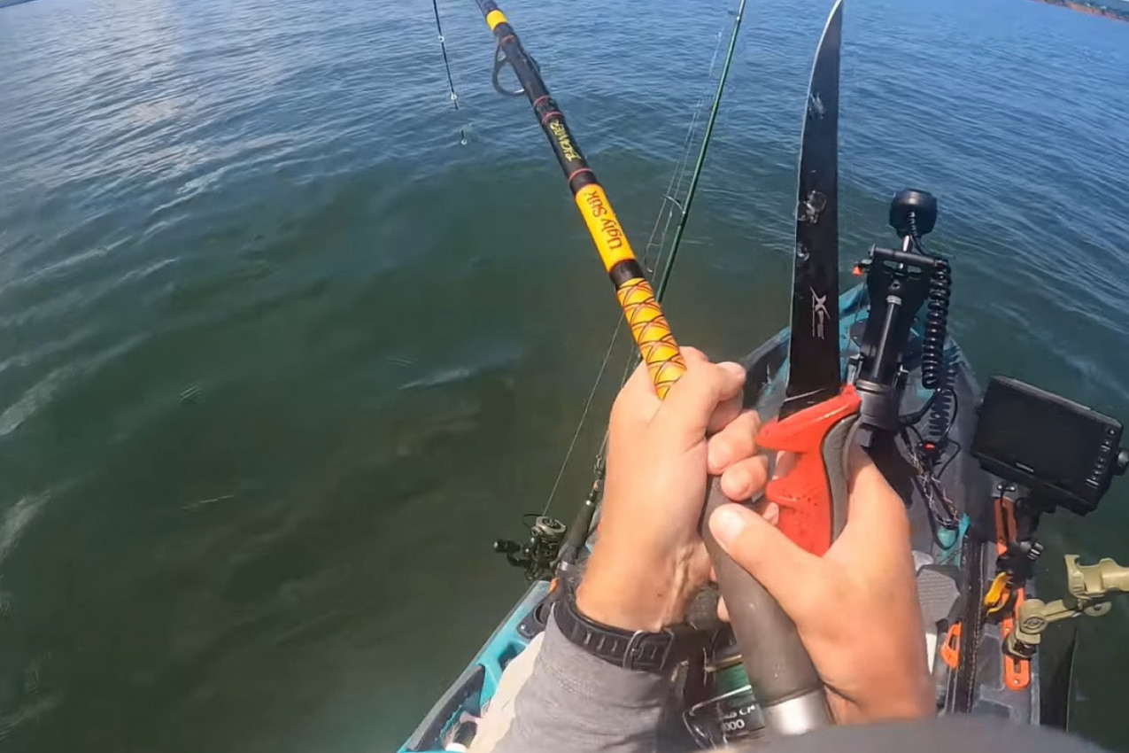 HOROR KANADSKOG PECAROŠA LEDI KRV U ŽILAMA: Zabacio je udicu ne sluteći šta će se zakačiti, a onda je neman izronila iz vode (VIDEO)