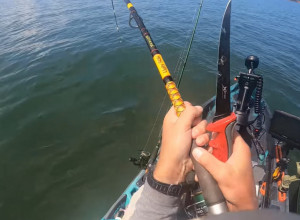 HOROR KANADSKOG PECAROŠA LEDI KRV U ŽILAMA: Zabacio je udicu ne sluteći šta će se zakačiti, a onda je neman izronila iz vode (VIDEO)