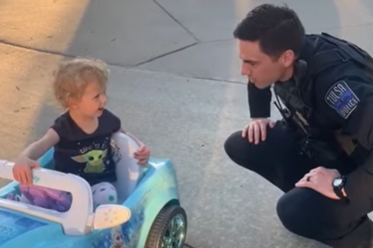 DEVOJČICA JE BEZBRIŽNO VOZILA SVOJ AUTOMOBILČIĆ: Prišao joj je policajac, a njegov potez je iznenadio sve, čak i njene roditelje! (VIDEO)