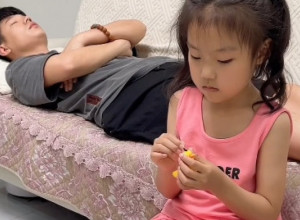 DEVOJČICA JE STAJALA TIK IZNAD TATINE GLAVE, A ONO ŠTO JE URADILA IZAZVALO JE BROJNE OSUDE: "Nemoguće da je mama ovo odobrila i snimila" (FOTO+VIDEO)